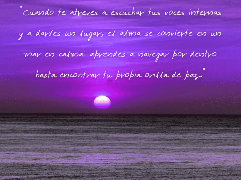 Foto con puesta de sol morada y la frase: "cuando te atreves a escuchar tus voces internas y a darles un lugar, el alma se convierte en un mar en calma: aprendes a navegar por dentro hasta encontrar tu propia orilla de paz"